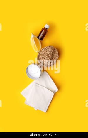 Concept créatif de produits de nettoyage naturels écologiques sur table de cuisine jaune : soda, huiles essentielles, éponge de cellulose, chiffons, citron, savon, vinaigre Banque D'Images