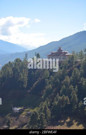 Vue sur Jakar Dzong, au sommet d'une colline au-dessus de Bumthang, dans le district de Bumthang, au Bhoutan. Banque D'Images