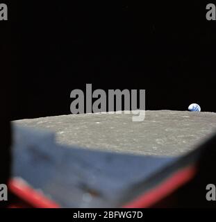 Vue oblique haut de la surface de la Lune montrant la hausse de la terre au-dessus de l'horizon lunaire, à l'ouest au sud-ouest, comme l'Apollo photographié d'engins 8 Banque D'Images