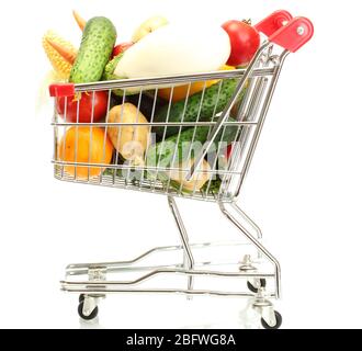 Légumes frais dans chariot métallique isolé sur blanc Banque D'Images