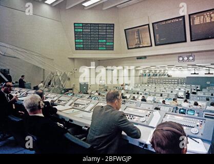 Vue globale de la chambre de tir 2 dans le centre de contrôle de lancement, 39 complexes de lancement, centre spatial Kennedy, au cours d'un essai de démonstration de compte à rebours 9 Apollo Banque D'Images