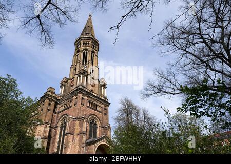 Berlin, Allemagne. 15 avril 2020. L'église protestante de Zion dans la banlieue de Rosenthal à Mitte. C'était le lieu de travail de Dietrich Bonhoeffer, qui travaillait ici comme pasteur. Peu avant la fin de la RDA, l'Église de Sion était un centre d'opposition avec une église du dessous. L'église est construite dans le style néo-romantique, comme un bâtiment en brique-terre cuite dans le style de l'historicisme de Berlin avec des briques jaunes. Crédit: Jens Kalaene/dpa-Zentralbild/ZB/dpa/Alay Live News Banque D'Images