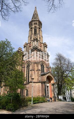 Berlin, Allemagne. 15 avril 2020. L'église protestante de Zion dans la banlieue de Rosenthal à Mitte. C'était le lieu de travail de Dietrich Bonhoeffer, qui travaillait ici comme pasteur. Peu avant la fin de la RDA, l'Église de Sion était un centre d'opposition avec une église du dessous. L'église est construite dans le style néo-romantique, comme un bâtiment en brique-terre cuite dans le style de l'historicisme de Berlin avec des briques jaunes. Crédit: Jens Kalaene/dpa-Zentralbild/ZB/dpa/Alay Live News Banque D'Images