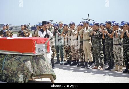 1993 - Un prêtre tunisien effectue le service commémoratif pour un soldat tué en Somalie. Le soldat a été tué lorsqu'un Américain M-60 machine gun accidentellement rejetées pendant les opérations de convoi. Banque D'Images