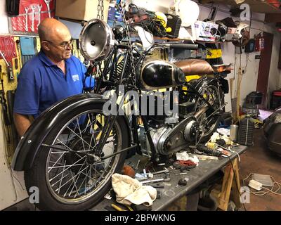 Johannesburg, Afrique du Sud. 31 mars 2020. Le sud-africain Larry Smeyatsky (67) utilise le couvre-feu strict dans son pays d'origine dans la lutte contre le virus corona pour restaurer une moto vintage. Dans son garage de Johannesburg, il restaure un Triumph 1934, qu'il veut tester - complètement remanié - après la fin des restrictions. (À dpa: 'Le couvre-feu comme une chance: Vis pour la chance") crédit: Ralf Krüger/dpa/Alay Live News Banque D'Images