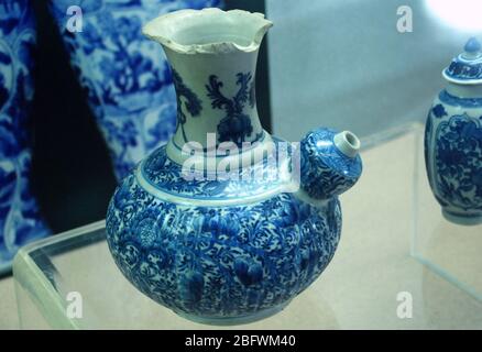 Produits du four à Jingdezhen pendant le règne de Kangxi des branches de la dynastie Qing, enchevênées en bleu et blanc, et fleurs de lotus et le Guangxi Zhua Banque D'Images