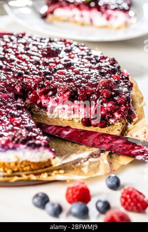 Gâteau aux baies douces. Tarte aux bleuets et aux framboises. Gâteau entier. Banque D'Images