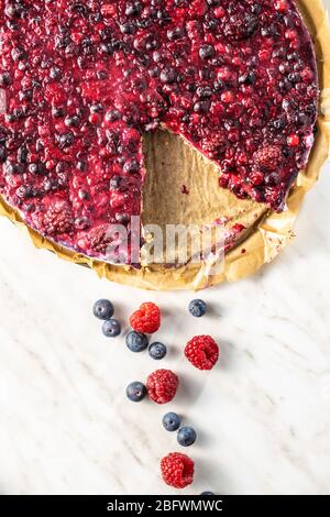 Gâteau aux baies douces. Tarte aux bleuets et aux framboises. Gâteau entier. Vue de dessus. Banque D'Images