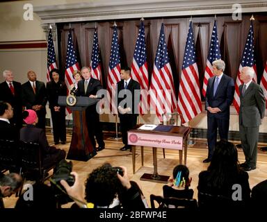 Le Président Bush : signature de H. R. 4145, pour diriger le comité mixte de la bibliothèque pour obtenir une statue de Rosa Parks et de placer la statue dans le United States Capitol. De gauche à droite, le sénateur Richard Lugar, R-Ind., secrétaire américain du logement et du développement urbain Alphonso Jackson, Mme Laura Bush, Secrétaire d'État américaine Condoleezza Rice, Rép. Américain Jesse Jackson Jr., D-Illinois, États-Unis Le sénateur John Kerry, D-Mass., et U.S. Sen. Thad Cochran, R-Miss Banque D'Images