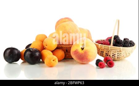 Fruits mûrs et baies isolés sur blanc Banque D'Images