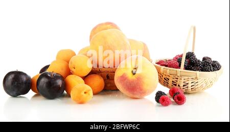 Fruits mûrs et baies isolés sur blanc Banque D'Images