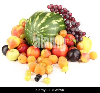 La vie des fruits sur table en bois isolée sur blanc Banque D'Images