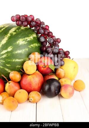 La vie des fruits sur table en bois isolée sur blanc Banque D'Images