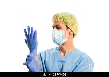 médecin en vêtements médicaux avec gants en caoutchouc et masque, portrait sur fond blanc. Banque D'Images