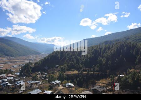 Vue sur Jakar Dzong, au sommet d'une colline au-dessus de Bumthang, dans le district de Bumthang, au Bhoutan. Banque D'Images