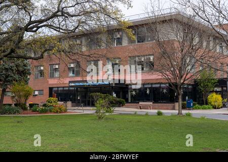 New York, États-Unis. 19 avril 2020. Vue sur le campus de l'hôpital Coler à l'île Roosevelt, au milieu de la pandémie de coronavirus (covid-19) à New York. L'hôpital Coler, qui a été fermé en 2018, est considéré par New York comme un lieu d'extension des installations hospitalières pour traiter les patients coronavirus. Crédit: SOPA Images Limited/Alay Live News Banque D'Images