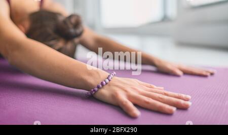 Méditation de yoga à la maison sur tapis d'exercice étirant faire la pose de l'enfant aussi chaud pour la pleine conscience calme pendant la pandémie stressante COVID-19. Bannière panoramique. Banque D'Images