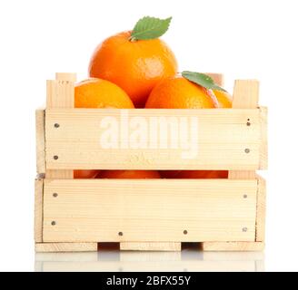 Mûres savoureuses tangerines avec des feuilles dans une boîte en bois isolée sur blanc Banque D'Images