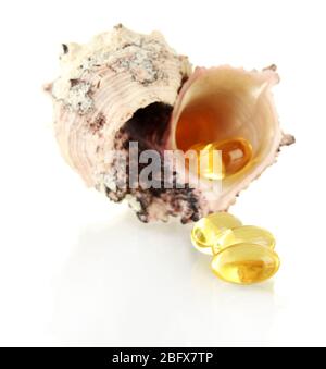 capsules d'huile de poisson en coquille isolées sur blanc Banque D'Images