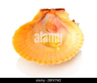 capsules d'huile de poisson en coquille isolées sur blanc Banque D'Images