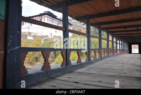 Rinpung Dzong, le monastère principal et la forteresse de Paro, au Bhoutan, date de 1645 et est atteint par le pont Nemi Zam au-dessus du fleuve Paro. Banque D'Images