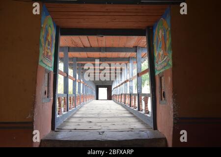 Rinpung Dzong, le monastère principal et la forteresse de Paro, au Bhoutan, date de 1645 et est atteint par le pont Nemi Zam au-dessus du fleuve Paro. Banque D'Images