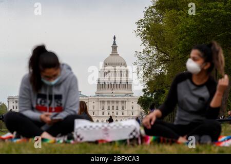 Washington, DC, États-Unis. 19 avril 2020. Le bâtiment du Capitole des États-Unis est vu à Washington, DC le 19 avril 2020. Le nombre total de cas COVID-19 aux États-Unis a atteint 750 000 dimanche soir, atteignant 759 086 à 20 h (0000 GMT le lundi), selon le Centre de science et d'ingénierie des systèmes (CSSE) de l'Université Johns Hopkins. Selon le CSSE, 40 661 personnes sont mortes de la maladie dans le pays. Crédit: Ting Shen/Xinhua/Alay Live News Banque D'Images