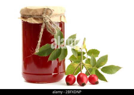 pot avec confiture de roses de hanche et baies mûres, isolé sur blanc Banque D'Images