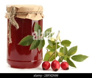 pot avec confiture de roses de hanche et baies mûres, isolé sur blanc Banque D'Images