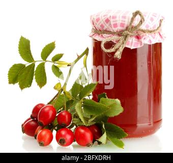 pot avec confiture de roses de hanche et baies mûres, isolé sur blanc Banque D'Images