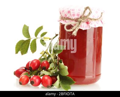 pot avec confiture de roses de hanche et baies mûres, isolé sur blanc Banque D'Images