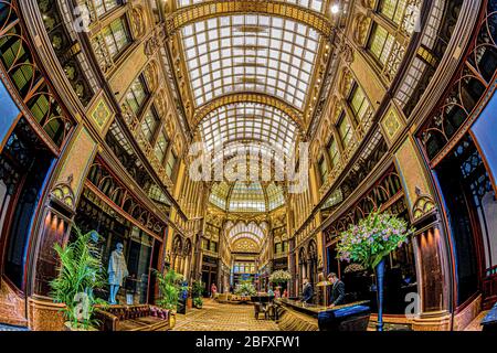 Intérieur du célèbre passage ornementé de la ville Paris Courtyard (Parizsi Udvar) (passage parisien), après rénovation ouverte en juin 2019, comme un établissement Hyatt Banque D'Images