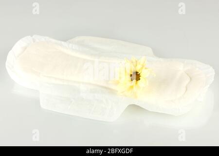 Doublure et fleur jaune isolée sur blanc Banque D'Images