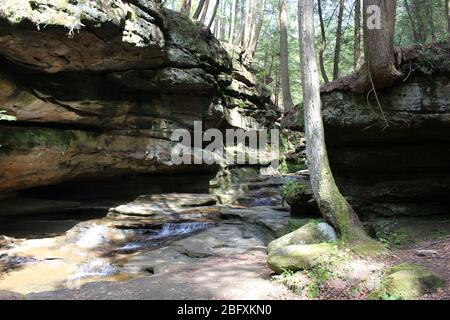 Old man grotte sentier de marche et chute d'eau dans l'État de l'Ohio, nature vert paysage et arbres verts pont de suspension de bois, canal d'eau Banque D'Images