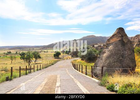 Route dans la vallée de Pasabag. Paysage avec de magnifiques champignons de cheminée ou de pierre multitête, Cappadoce, Anatolie, Turquie Banque D'Images