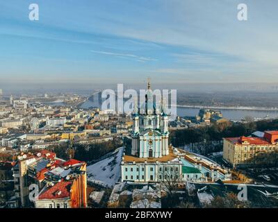 Vue aérienne sur l'église Saint-Andrew, le paysage urbain de Kiev (Kiev), Ukraine Banque D'Images