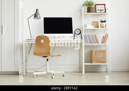 Vue sur toute la longueur avec design minimal du bureau à domicile, chaise en bois et bureau blanc contre mur blanc, espace de copie Banque D'Images