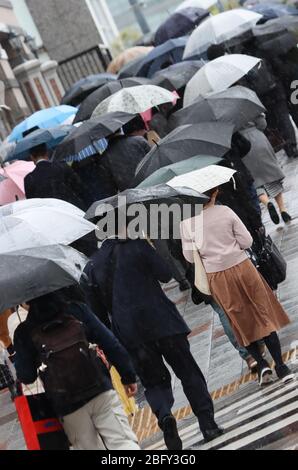 Tokyo, Japon. 20 avril 2020. Sous la pluie, les travailleurs se rendent à leurs bureaux à Tokyo le lundi 20 avril 2020. Le gouvernement japonais a élargi l'état d'urgence à l'échelle du Japon pour prévenir l'éclosion du nouveau coronavirus. Crédit: Yoshio Tsunoda/AFLO/Alay Live News Banque D'Images