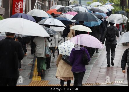 Tokyo, Japon. 20 avril 2020. Sous la pluie, les travailleurs se rendent à leurs bureaux à Tokyo le lundi 20 avril 2020. Le gouvernement japonais a élargi l'état d'urgence à l'échelle du Japon pour prévenir l'éclosion du nouveau coronavirus. Crédit: Yoshio Tsunoda/AFLO/Alay Live News Banque D'Images