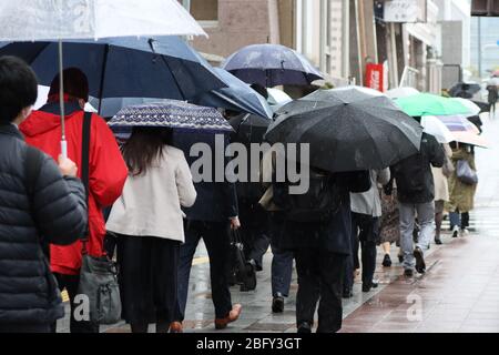 Tokyo, Japon. 20 avril 2020. Sous la pluie, les travailleurs se rendent à leurs bureaux à Tokyo le lundi 20 avril 2020. Le gouvernement japonais a élargi l'état d'urgence à l'échelle du Japon pour prévenir l'éclosion du nouveau coronavirus. Crédit: Yoshio Tsunoda/AFLO/Alay Live News Banque D'Images