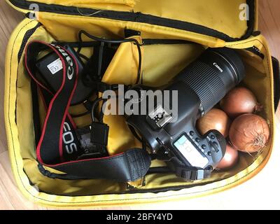 BANGKOK, THAÏLANDE, 25 MAI 2019, une caméra de marque avec sangle posée dans un sac avec oignons. Banque D'Images