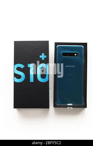 Smartphone Samsung Galaxy S 10+ isolé sur fond blanc Banque D'Images