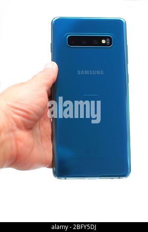 Téléphone intelligent Samsung Galaxy S10+ isolé sur fond blanc Banque D'Images