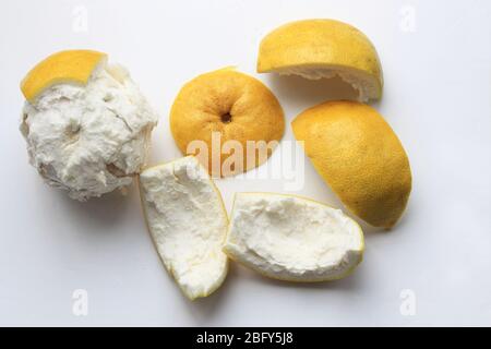 Pomelo ou connu sous le nom de Citrus maxima ou Citrus grandis isolé sur fond blanc Banque D'Images