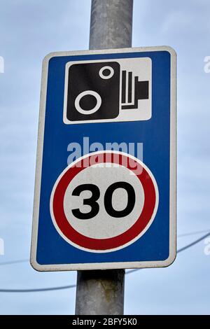 30 mph avec panneau d'avertissement de caméra de vitesse temporaire à Newtownabbatibatibatibatibatibatibatibatiba Banque D'Images
