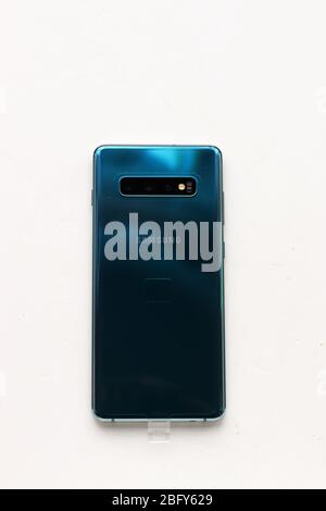 Samsung Galaxy S 10+ isolé sur fond blanc Banque D'Images