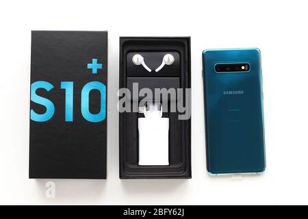 Samsung Galaxy S 10+ isolé sur fond blanc Banque D'Images