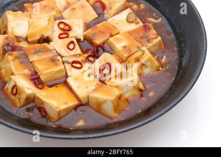 Gros plan sur la cuisine chinoise mapo tofu dans un plat Banque D'Images