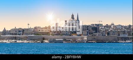 Valletta, Malte. Vue panoramique sur la ville au lever du soleil. Banque D'Images