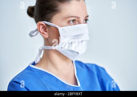 Gros plan portrait d'une femme médecin ou d'une infirmière portant un masque de protection Banque D'Images